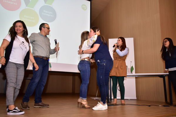 Premios a la Excelencia-Gerencia de servicios Grupo EPM 
Premios a la Excelencia-Gerencia de servicios Grupo EPM 
Fecha: Diciembre 12 2019.
Para descargar esta fotografía en alta resolución, haga clic sobre la imagen hasta que la misma se despliegue en la pantalla completa; luego dé clic derecho y elija la opción "guardar imagen como". 
En caso de publicación por cualquier medio, solicitamos acompañarla del crédito: "Foto EPM"
Palabras clave: Premios a la Excelencia-Gerencia de servicios Grupo EPM