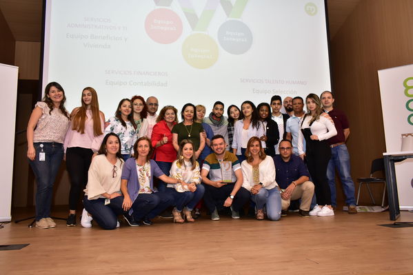 Premios a la Excelencia-Gerencia de servicios Grupo EPM 
Premios a la Excelencia-Gerencia de servicios Grupo EPM 
Fecha: Diciembre 12 2019.
Para descargar esta fotografía en alta resolución, haga clic sobre la imagen hasta que la misma se despliegue en la pantalla completa; luego dé clic derecho y elija la opción "guardar imagen como". 
En caso de publicación por cualquier medio, solicitamos acompañarla del crédito: "Foto EPM"
Palabras clave: Premios a la Excelencia-Gerencia de servicios Grupo EPM