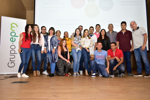 Premios a la Excelencia-Gerencia de servicios Grupo EPM 
Premios a la Excelencia-Gerencia de servicios Grupo EPM 
Fecha: Diciembre 12 2019.
Para descargar esta fotografía en alta resolución, haga clic sobre la imagen hasta que la misma se despliegue en la pantalla completa; luego dé clic derecho y elija la opción "guardar imagen como". 
En caso de publicación por cualquier medio, solicitamos acompañarla del crédito: "Foto EPM"
Palabras clave: Premios a la Excelencia-Gerencia de servicios Grupo EPM