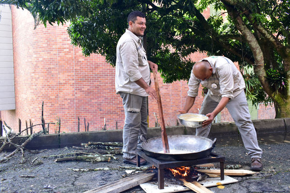 Tu cuentas! Subestación Colombia
Tu cuentas! Subestación Colombia
Fecha: Diciembre 16 2019.
Para descargar esta fotografía en alta resolución, haga clic sobre la imagen hasta que la misma se despliegue en la pantalla completa; luego dé clic derecho y elija la opción "guardar imagen como". 
En caso de publicación por cualquier medio, solicitamos acompañarla del crédito: "Foto EPM"
Palabras clave: Tu cuentas! Subestación Colombia