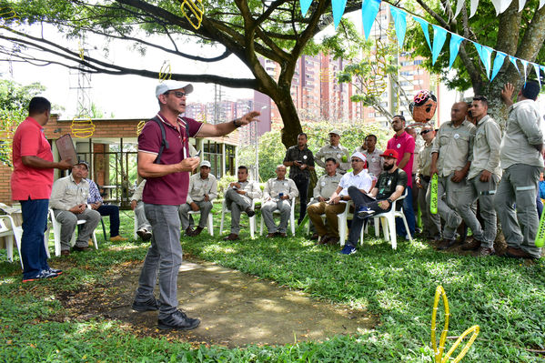 Tu cuentas! Subestación Colombia
Tu cuentas! Subestación Colombia
Fecha: Diciembre 16 2019.
Para descargar esta fotografía en alta resolución, haga clic sobre la imagen hasta que la misma se despliegue en la pantalla completa; luego dé clic derecho y elija la opción "guardar imagen como". 
En caso de publicación por cualquier medio, solicitamos acompañarla del crédito: "Foto EPM"
Palabras clave: Tu cuentas! Subestación Colombia
