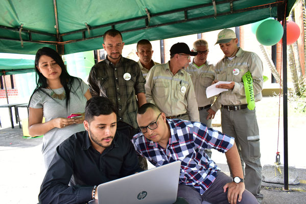 Tu cuentas! Subestación Colombia
Tu cuentas! Subestación Colombia
Fecha: Diciembre 16 2019.
Para descargar esta fotografía en alta resolución, haga clic sobre la imagen hasta que la misma se despliegue en la pantalla completa; luego dé clic derecho y elija la opción "guardar imagen como". 
En caso de publicación por cualquier medio, solicitamos acompañarla del crédito: "Foto EPM"
Palabras clave: Tu cuentas! Subestación Colombia