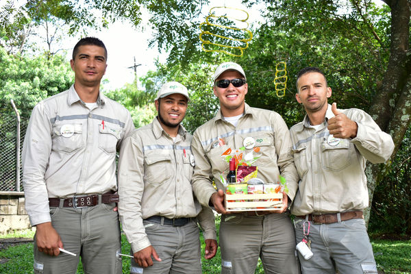 Tu cuentas! Subestación Colombia
Tu cuentas! Subestación Colombia
Fecha: Diciembre 16 2019.
Para descargar esta fotografía en alta resolución, haga clic sobre la imagen hasta que la misma se despliegue en la pantalla completa; luego dé clic derecho y elija la opción "guardar imagen como". 
En caso de publicación por cualquier medio, solicitamos acompañarla del crédito: "Foto EPM"
Palabras clave: Tu cuentas! Subestación Colombia