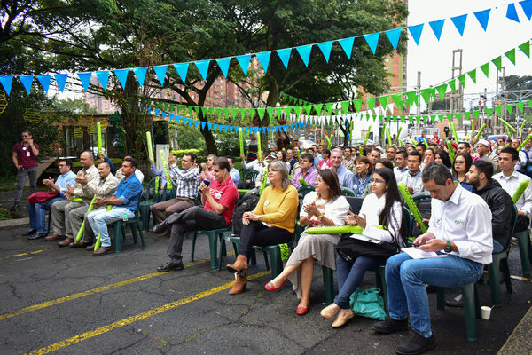 Tu cuentas! Subestación Colombia
Tu cuentas! Subestación Colombia
Fecha: Diciembre 16 2019.
Para descargar esta fotografía en alta resolución, haga clic sobre la imagen hasta que la misma se despliegue en la pantalla completa; luego dé clic derecho y elija la opción "guardar imagen como". 
En caso de publicación por cualquier medio, solicitamos acompañarla del crédito: "Foto EPM"
Palabras clave: Tu cuentas! Subestación Colombia