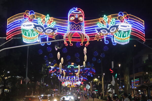 Alumbrados 2020 Centro Medellín
Alumbrados centro de la Ciudad 2020.
Fecha: Diciembre 16 2020.
Para descargar esta fotografía en alta resolución, haga clic sobre la imagen hasta que la misma se despliegue en la pantalla completa; luego dé clic derecho y elija la opción "guardar imagen como". 
En caso de publicación por cualquier medio, solicitamos acompañarla del crédito: "Foto EPM"
Palabras clave: Alumbrados 2020 Centro Medellín