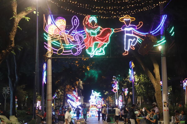 Alumbrados 2020 Centro Medellín
Alumbrados centro de la Ciudad 2020.
Fecha: Diciembre 16 2020.
Para descargar esta fotografía en alta resolución, haga clic sobre la imagen hasta que la misma se despliegue en la pantalla completa; luego dé clic derecho y elija la opción "guardar imagen como". 
En caso de publicación por cualquier medio, solicitamos acompañarla del crédito: "Foto EPM"
Palabras clave: Alumbrados 2020 Centro Medellín
