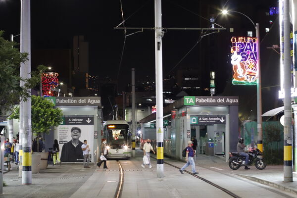 Alumbrados 2020 Centro Medellín
Alumbrados centro de la Ciudad 2020.
Fecha: Diciembre 16 2020.
Para descargar esta fotografía en alta resolución, haga clic sobre la imagen hasta que la misma se despliegue en la pantalla completa; luego dé clic derecho y elija la opción "guardar imagen como". 
En caso de publicación por cualquier medio, solicitamos acompañarla del crédito: "Foto EPM"
Palabras clave: Alumbrados 2020 Centro Medellín