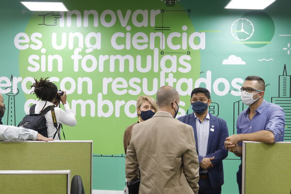 Laboratorio Innovación Service Lab by EPM 
Laboratorio Innovación Service Lab by EPM.
Fecha: Diciembre 16 2020. 
Para descargar esta fotografía en alta resolución, haga clic sobre la imagen hasta que la misma se despliegue en la pantalla completa; luego dé clic derecho y elija la opción "guardar imagen como". 
En caso de publicación por cualquier medio, solicitamos acompañarla del crédito: "Foto EPM"
Palabras clave: Laboratorio Innovación Service Lab by EPM