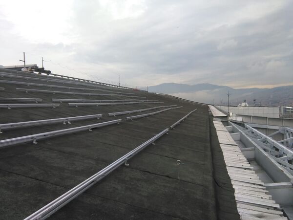 Instalación paneles solares edificio EPM 
Instalación paneles solares edificio EPM.
Fecha: Diciembre 17 2020
Para descargar esta fotografía en alta resolución, haga clic sobre la imagen hasta que la misma se despliegue en la pantalla completa; luego dé clic derecho y elija la opción "guardar imagen como". 
En caso de publicación por cualquier medio, solicitamos acompañarla del crédito: "Foto EPM
Palabras clave: Instalación paneles solares edificio EPM