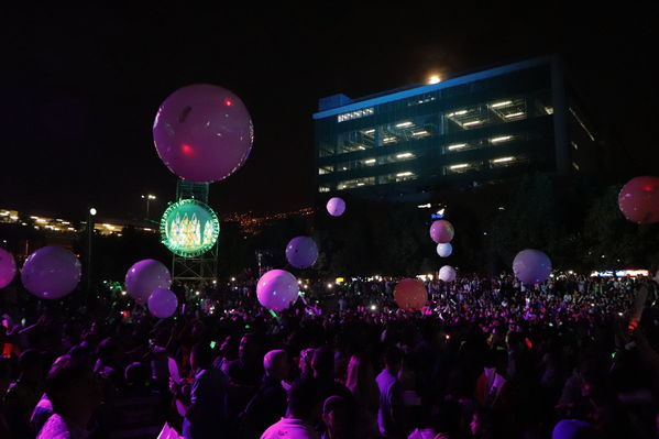 Alumbrados EPM 50 años de Historias en Navidad
Alumbrados EPM 50 años de Historias en Navidad
Fecha: Diciembre 2 de 2017
Para descargar esta fotografía en alta resolución, haga clic sobre la imagen hasta que la misma se despliegue en la pantalla completa; luego dé clic derecho y elija la opción "guardar imagen como". 
En caso de publicación por cualquier medio, solicitamos acompañarla del crédito: "Foto EPM"
Palabras clave: Alumbrados EPM 50 años de Historias en Navidad