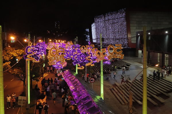 Alumbrados EPM 50 años de Historias en Navidad
Alumbrados EPM 50 años de Historias en Navidad
Fecha: Diciembre 2 de 2017
Para descargar esta fotografía en alta resolución, haga clic sobre la imagen hasta que la misma se despliegue en la pantalla completa; luego dé clic derecho y elija la opción "guardar imagen como". 
En caso de publicación por cualquier medio, solicitamos acompañarla del crédito: "Foto EPM"
Palabras clave: Alumbrados EPM 50 años de Historias en Navidad