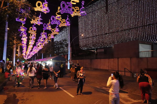 Alumbrados EPM 50 años de Historias en Navidad
Alumbrados EPM 50 años de Historias en Navidad
Fecha: Diciembre 2 de 2017
Para descargar esta fotografía en alta resolución, haga clic sobre la imagen hasta que la misma se despliegue en la pantalla completa; luego dé clic derecho y elija la opción "guardar imagen como". 
En caso de publicación por cualquier medio, solicitamos acompañarla del crédito: "Foto EPM"
Palabras clave: Alumbrados EPM 50 años de Historias en Navidad