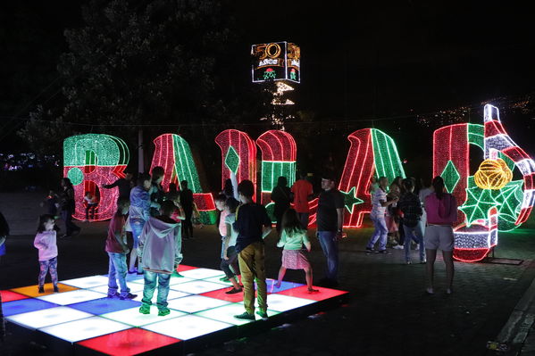 Alumbrados EPM 50 años de Historias en Navidad
Alumbrados EPM 50 años de Historias en Navidad
Fecha: Diciembre 2 de 2017
Para descargar esta fotografía en alta resolución, haga clic sobre la imagen hasta que la misma se despliegue en la pantalla completa; luego dé clic derecho y elija la opción "guardar imagen como". 
En caso de publicación por cualquier medio, solicitamos acompañarla del crédito: "Foto EPM"
Palabras clave: Alumbrados EPM 50 años de Historias en Navidad