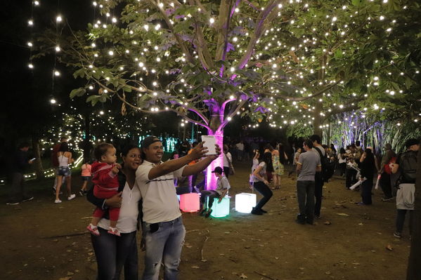 Alumbrados EPM 50 años de Historias en Navidad
Alumbrados EPM 50 años de Historias en Navidad
Fecha: Diciembre 2 de 2017
Para descargar esta fotografía en alta resolución, haga clic sobre la imagen hasta que la misma se despliegue en la pantalla completa; luego dé clic derecho y elija la opción "guardar imagen como". 
En caso de publicación por cualquier medio, solicitamos acompañarla del crédito: "Foto EPM"
Palabras clave: Alumbrados EPM 50 años de Historias en Navidad