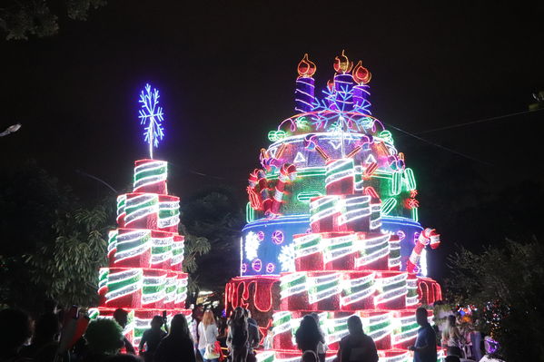 Alumbrados EPM 50 años de Historias en Navidad
Alumbrados EPM 50 años de Historias en Navidad
Fecha: Diciembre 2 de 2017
Para descargar esta fotografía en alta resolución, haga clic sobre la imagen hasta que la misma se despliegue en la pantalla completa; luego dé clic derecho y elija la opción "guardar imagen como". 
En caso de publicación por cualquier medio, solicitamos acompañarla del crédito: "Foto EPM"
Palabras clave: Alumbrados EPM 50 años de Historias en Navidad