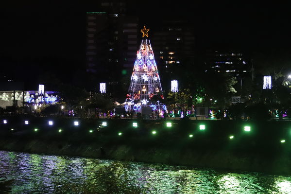 Alumbrado Navideño 2019 Parques del Rio
Alumbrado Navideño 2019 Parques del Rio
Fecha: Diciembre 2 2019.
Para descargar esta fotografía en alta resolución, haga clic sobre la imagen hasta que la misma se despliegue en la pantalla completa; luego dé clic derecho y elija la opción "guardar imagen como". 
En caso de publicación por cualquier medio, solicitamos acompañarla del crédito: "Foto EPM"
Palabras clave: Alumbrado Navideño 2019 Parques del Rio