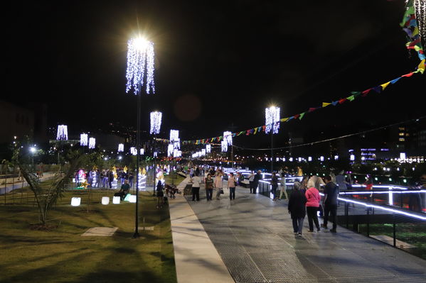 Alumbrado Navideño 2019 Parques del Rio
Alumbrado Navideño 2019 Parques del Rio
Fecha: Diciembre 2 2019.
Para descargar esta fotografía en alta resolución, haga clic sobre la imagen hasta que la misma se despliegue en la pantalla completa; luego dé clic derecho y elija la opción "guardar imagen como". 
En caso de publicación por cualquier medio, solicitamos acompañarla del crédito: "Foto EPM"
Palabras clave: Alumbrado Navideño 2019 Parques del Rio