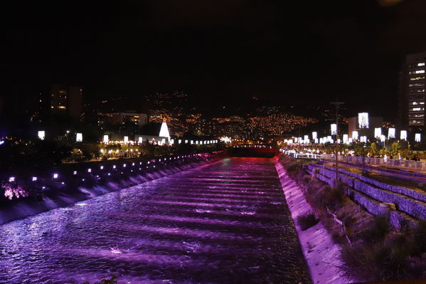 Alumbrado Navideño 2019 Parques del Rio
Alumbrado Navideño 2019 Parques del Rio
Fecha: Diciembre 2 2019.
Para descargar esta fotografía en alta resolución, haga clic sobre la imagen hasta que la misma se despliegue en la pantalla completa; luego dé clic derecho y elija la opción "guardar imagen como". 
En caso de publicación por cualquier medio, solicitamos acompañarla del crédito: "Foto EPM"
Palabras clave: Alumbrado Navideño 2019 Parques del Rio