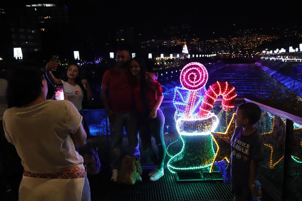 Alumbrado Navideño 2019 Parques del Rio
Alumbrado Navideño 2019 Parques del Rio
Fecha: Diciembre 2 2019.
Para descargar esta fotografía en alta resolución, haga clic sobre la imagen hasta que la misma se despliegue en la pantalla completa; luego dé clic derecho y elija la opción "guardar imagen como". 
En caso de publicación por cualquier medio, solicitamos acompañarla del crédito: "Foto EPM"
Palabras clave: Alumbrado Navideño 2019 Parques del Rio