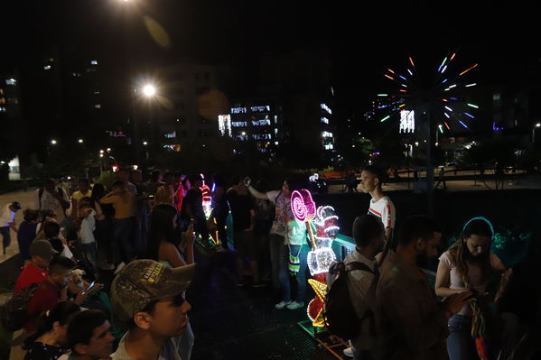 Alumbrado Navideño 2019 Parques del Rio
Alumbrado Navideño 2019 Parques del Rio
Fecha: Diciembre 2 2019.
Para descargar esta fotografía en alta resolución, haga clic sobre la imagen hasta que la misma se despliegue en la pantalla completa; luego dé clic derecho y elija la opción "guardar imagen como". 
En caso de publicación por cualquier medio, solicitamos acompañarla del crédito: "Foto EPM"
Palabras clave: Alumbrado Navideño 2019 Parques del Rio