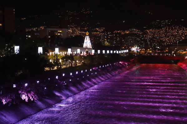 Alumbrado Navideño 2019 Parques del Rio
Alumbrado Navideño 2019 Parques del Rio
Fecha: Diciembre 2 2019.
Para descargar esta fotografía en alta resolución, haga clic sobre la imagen hasta que la misma se despliegue en la pantalla completa; luego dé clic derecho y elija la opción "guardar imagen como". 
En caso de publicación por cualquier medio, solicitamos acompañarla del crédito: "Foto EPM"
Palabras clave: Alumbrado Navideño 2019 Parques del Rio