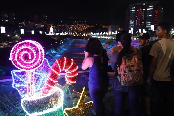 Alumbrado Navideño 2019 Parques del Rio
Alumbrado Navideño 2019 Parques del Rio
Fecha: Diciembre 2 2019.
Para descargar esta fotografía en alta resolución, haga clic sobre la imagen hasta que la misma se despliegue en la pantalla completa; luego dé clic derecho y elija la opción "guardar imagen como". 
En caso de publicación por cualquier medio, solicitamos acompañarla del crédito: "Foto EPM"
Palabras clave: Alumbrado Navideño 2019 Parques del Rio