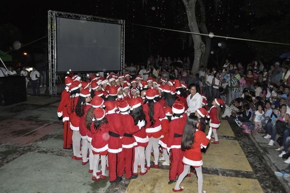 Encendido alumbrado navideño. Amagá
Encendido alumbrado navideño. Amagá
Fecha: Diciembre 2 de 2013. Lugar: Amagá
Para descargar esta fotografía en alta resolución, haga clic sobre la imagen hasta que la misma se despliegue en la pantalla completa; luego dé clic derecho y elija la opción "guardar imagen como". 
En caso de publicación por cualquier medio, solicitamos acompañarla del crédito: "Foto EPM"

Palabras clave: Encendido alumbrado navideño Amagá