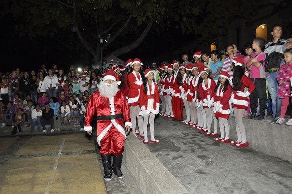 Encendido alumbrado navideño. Amagá
Encendido alumbrado navideño. Amagá
Fecha: Diciembre 2 de 2013. Lugar: Amagá
Para descargar esta fotografía en alta resolución, haga clic sobre la imagen hasta que la misma se despliegue en la pantalla completa; luego dé clic derecho y elija la opción "guardar imagen como". 
En caso de publicación por cualquier medio, solicitamos acompañarla del crédito: "Foto EPM"

Palabras clave: Encendido alumbrado navideño Amagá