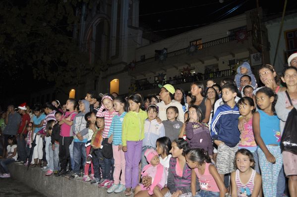 Encendido alumbrado navideño. Amagá
Encendido alumbrado navideño. Amagá
Fecha: Diciembre 2 de 2013. Lugar: Amagá
Para descargar esta fotografía en alta resolución, haga clic sobre la imagen hasta que la misma se despliegue en la pantalla completa; luego dé clic derecho y elija la opción "guardar imagen como". 
En caso de publicación por cualquier medio, solicitamos acompañarla del crédito: "Foto EPM"

Palabras clave: Encendido alumbrado navideño Amagá