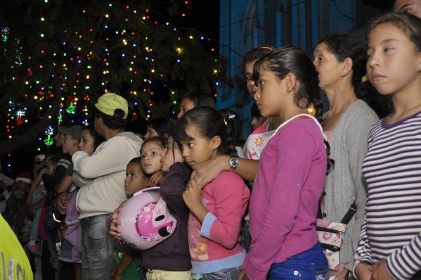 Encendido alumbrado navideño. Amagá
Encendido alumbrado navideño. Amagá
Fecha: Diciembre 2 de 2013. Lugar: Amagá
Para descargar esta fotografía en alta resolución, haga clic sobre la imagen hasta que la misma se despliegue en la pantalla completa; luego dé clic derecho y elija la opción "guardar imagen como". 
En caso de publicación por cualquier medio, solicitamos acompañarla del crédito: "Foto EPM"

Palabras clave: Encendido alumbrado navideño Amagá
