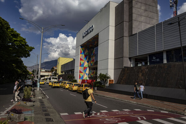 EDS centro comercial UNICENTRO
EDS centro comercial UNICENTRO
Fecha: 2022 Marzo 1
Para descargar esta fotografía en alta resolución, haga clic sobre la imagen hasta que la misma se despliegue en la pantalla completa; luego dé clic derecho y elija la opción "guardar imagen como". 
En caso de publicación por cualquier medio, solicitamos acompañarla del crédito: "Foto EPM"

Palabras clave: EDS centro comercial UNICENTRO