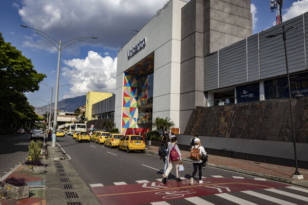 EDS centro comercial UNICENTRO
EDS centro comercial UNICENTRO
Fecha: 2022 Marzo 1
Para descargar esta fotografía en alta resolución, haga clic sobre la imagen hasta que la misma se despliegue en la pantalla completa; luego dé clic derecho y elija la opción "guardar imagen como". 
En caso de publicación por cualquier medio, solicitamos acompañarla del crédito: "Foto EPM"

Palabras clave: EDS centro comercial UNICENTRO
