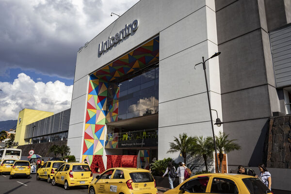 EDS centro comercial UNICENTRO
EDS centro comercial UNICENTRO
Fecha: 2022 Marzo 1
Para descargar esta fotografía en alta resolución, haga clic sobre la imagen hasta que la misma se despliegue en la pantalla completa; luego dé clic derecho y elija la opción "guardar imagen como". 
En caso de publicación por cualquier medio, solicitamos acompañarla del crédito: "Foto EPM"

Palabras clave: EDS centro comercial UNICENTRO