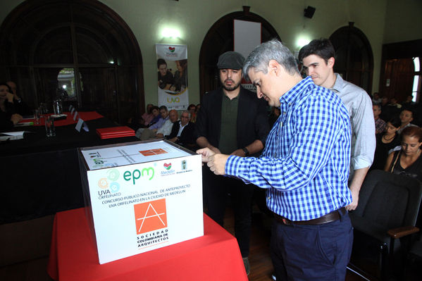 Ceremonia de proclamación ganador concurso UVA Orfelinato
Ceremonia de proclamación ganador concurso UVA Orfelinato
Fecha: Enero 16 de 2014
Para descargar esta fotografía en alta resolución, haga clic sobre la imagen hasta que la misma se despliegue en la pantalla completa; luego dé clic derecho y elija la opción "guardar imagen como". 
En caso de publicación por cualquier medio, solicitamos acompañarla del crédito: "Foto EPM"
Palabras clave: Ceremonia proclamación ganador concurso UVA Orfelinato