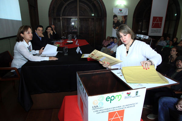 Ceremonia de proclamación ganador concurso UVA Orfelinato
Ceremonia de proclamación ganador concurso UVA Orfelinato
Fecha: Enero 16 de 2014
Para descargar esta fotografía en alta resolución, haga clic sobre la imagen hasta que la misma se despliegue en la pantalla completa; luego dé clic derecho y elija la opción "guardar imagen como". 
En caso de publicación por cualquier medio, solicitamos acompañarla del crédito: "Foto EPM"
Palabras clave: Ceremonia proclamación ganador concurso UVA Orfelinato