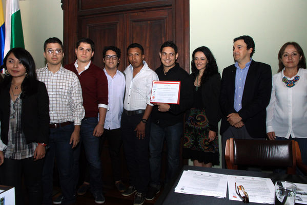 Ceremonia de proclamación ganador concurso UVA Orfelinato
Ceremonia de proclamación ganador concurso UVA Orfelinato
Fecha: Enero 16 de 2014
Para descargar esta fotografía en alta resolución, haga clic sobre la imagen hasta que la misma se despliegue en la pantalla completa; luego dé clic derecho y elija la opción "guardar imagen como". 
En caso de publicación por cualquier medio, solicitamos acompañarla del crédito: "Foto EPM"
Palabras clave: Ceremonia proclamación ganador concurso UVA Orfelinato