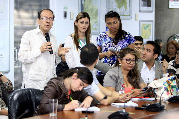 Presentación de avances plan "Linda Calles Siglo XXI"
Presentación de avances plan "Linda Calles Siglo XXI"
Fecha: Enero 24 de 2014
Para descargar esta fotografía en alta resolución, haga clic sobre la imagen hasta que la misma se despliegue en la pantalla completa; luego dé clic derecho y elija la opción "guardar imagen como". 
En caso de publicación por cualquier medio, solicitamos acompañarla del crédito: "Foto EPM"

Palabras clave: Presentación avances plan Linda Calles Siglo XXI