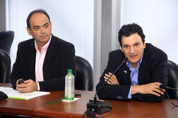 Rueda de Prensa EPM-Emvarias
Rueda de Prensa EPM-Emvarias
Fecha: Enero 8 de 2014
Para descargar esta fotografía en alta resolución, haga clic sobre la imagen hasta que la misma se despliegue en la pantalla completa; luego dé clic derecho y elija la opción "guardar imagen como". 
En caso de publicación por cualquier medio, solicitamos acompañarla del crédito: "Foto EPM"

Palabras clave: Rueda Prensa EPM Emvarias