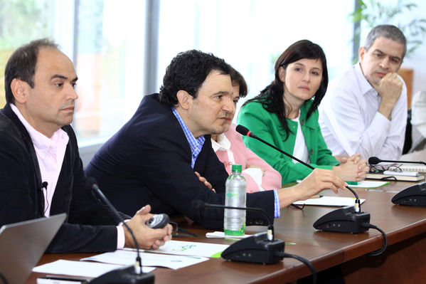 Rueda de Prensa EPM-Emvarias
Rueda de Prensa EPM-Emvarias
Fecha: Enero 8 de 2014
Para descargar esta fotografía en alta resolución, haga clic sobre la imagen hasta que la misma se despliegue en la pantalla completa; luego dé clic derecho y elija la opción "guardar imagen como". 
En caso de publicación por cualquier medio, solicitamos acompañarla del crédito: "Foto EPM"

Palabras clave: Rueda Prensa EPM Emvarias