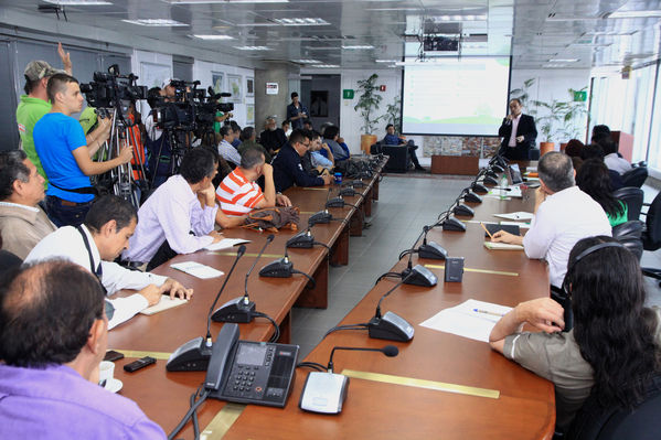 Rueda de Prensa EPM-Emvarias
Rueda de Prensa EPM-Emvarias
Fecha: Enero 8 de 2014
Para descargar esta fotografía en alta resolución, haga clic sobre la imagen hasta que la misma se despliegue en la pantalla completa; luego dé clic derecho y elija la opción "guardar imagen como". 
En caso de publicación por cualquier medio, solicitamos acompañarla del crédito: "Foto EPM"

Palabras clave: Rueda Prensa EPM Emvarias