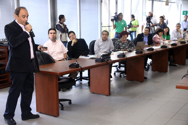 Rueda de Prensa EPM-Emvarias
Rueda de Prensa EPM-Emvarias
Fecha: Enero 8 de 2014
Para descargar esta fotografía en alta resolución, haga clic sobre la imagen hasta que la misma se despliegue en la pantalla completa; luego dé clic derecho y elija la opción "guardar imagen como". 
En caso de publicación por cualquier medio, solicitamos acompañarla del crédito: "Foto EPM"

Palabras clave: Rueda Prensa EPM Emvarias