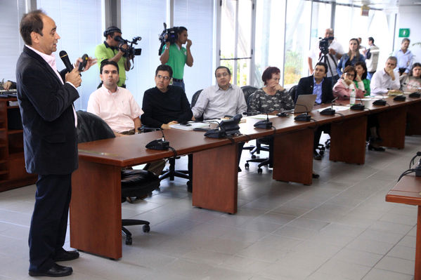 Rueda de Prensa EPM-Emvarias
Rueda de Prensa EPM-Emvarias
Fecha: Enero 8 de 2014
Para descargar esta fotografía en alta resolución, haga clic sobre la imagen hasta que la misma se despliegue en la pantalla completa; luego dé clic derecho y elija la opción "guardar imagen como". 
En caso de publicación por cualquier medio, solicitamos acompañarla del crédito: "Foto EPM"

Palabras clave: Rueda Prensa EPM Emvarias