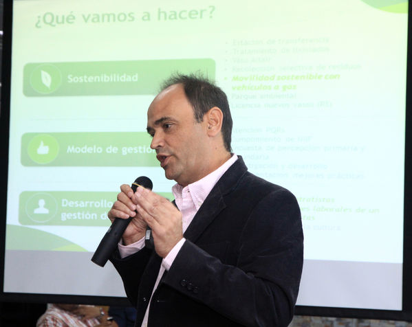 Rueda de Prensa EPM-Emvarias
Rueda de Prensa EPM-Emvarias
Fecha: Enero 8 de 2014
Para descargar esta fotografía en alta resolución, haga clic sobre la imagen hasta que la misma se despliegue en la pantalla completa; luego dé clic derecho y elija la opción "guardar imagen como". 
En caso de publicación por cualquier medio, solicitamos acompañarla del crédito: "Foto EPM"

Palabras clave: Rueda Prensa EPM Emvarias