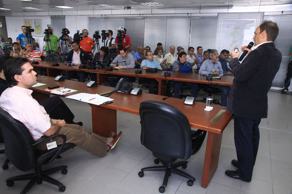 Rueda de Prensa EPM-Emvarias
Rueda de Prensa EPM-Emvarias
Fecha: Enero 8 de 2014
Para descargar esta fotografía en alta resolución, haga clic sobre la imagen hasta que la misma se despliegue en la pantalla completa; luego dé clic derecho y elija la opción "guardar imagen como". 
En caso de publicación por cualquier medio, solicitamos acompañarla del crédito: "Foto EPM"

Palabras clave: Rueda Prensa EPM Emvarias