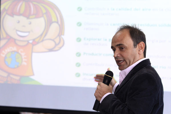 Rueda de Prensa EPM-Emvarias
Rueda de Prensa EPM-Emvarias
Fecha: Enero 8 de 2014
Para descargar esta fotografía en alta resolución, haga clic sobre la imagen hasta que la misma se despliegue en la pantalla completa; luego dé clic derecho y elija la opción "guardar imagen como". 
En caso de publicación por cualquier medio, solicitamos acompañarla del crédito: "Foto EPM"

Palabras clave: Rueda Prensa EPM Emvarias