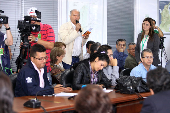 Rueda de Prensa EPM-Emvarias
Rueda de Prensa EPM-Emvarias
Fecha: Enero 8 de 2014
Para descargar esta fotografía en alta resolución, haga clic sobre la imagen hasta que la misma se despliegue en la pantalla completa; luego dé clic derecho y elija la opción "guardar imagen como". 
En caso de publicación por cualquier medio, solicitamos acompañarla del crédito: "Foto EPM"

Palabras clave: Rueda Prensa EPM Emvarias