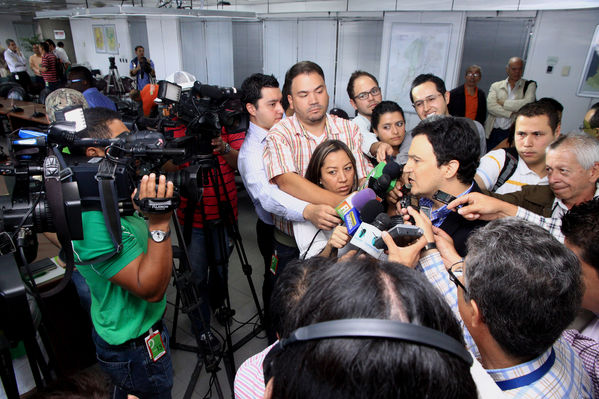 Rueda de Prensa EPM-Emvarias
Rueda de Prensa EPM-Emvarias
Fecha: Enero 8 de 2014
Para descargar esta fotografía en alta resolución, haga clic sobre la imagen hasta que la misma se despliegue en la pantalla completa; luego dé clic derecho y elija la opción "guardar imagen como". 
En caso de publicación por cualquier medio, solicitamos acompañarla del crédito: "Foto EPM"

Palabras clave: Rueda Prensa EPM Emvarias