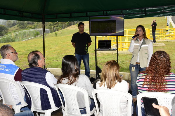 Acueducto San Antonio de Prado y La Estrella
Acueducto San Antonio de Prado y La Estrella
Fecha: Agosto 16 de 2019. 
Para descargar esta fotografía en alta resolución, haga clic sobre la imagen hasta que la misma se despliegue en la pantalla completa; luego dé clic derecho y elija la opción "guardar imagen como". 
En caso de publicación por cualquier medio, solicitamos acompañarla del crédito: "Foto EPM"
Palabras clave: Acueducto San Antonio de Prado y La Estrella