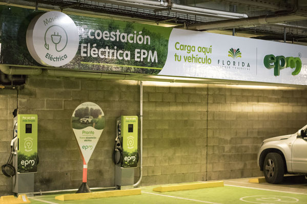 Ecoestación Parque Comercial La Florida
Ecoestación Parque Comercial La Florida
Fecha: Enero 29 de 2018
Para descargar esta fotografía en alta resolución, haga clic sobre la imagen hasta que la misma se despliegue en la pantalla completa; luego dé clic derecho y elija la opción "guardar imagen como". 
En caso de publicación por cualquier medio, solicitamos acompañarla del crédito: "Foto EPM"

Palabras clave: Ecoestación Parque Comercial La Florida