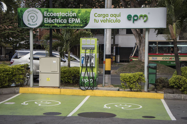 Ecoestación Estación ESSO Nutibara
Ecoestación Estación ESSO Nutibara
Fecha: Enero 29 de 2018
Para descargar esta fotografía en alta resolución, haga clic sobre la imagen hasta que la misma se despliegue en la pantalla completa; luego dé clic derecho y elija la opción "guardar imagen como". 
En caso de publicación por cualquier medio, solicitamos acompañarla del crédito: "Foto EPM"

Palabras clave: Ecoestación Estación ESSO Nutibara